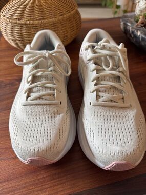 9.5 WIDE Brooks Ghost Max 2 Women's Neutralshoes in the Coconut Milk/Gray/Zephyr